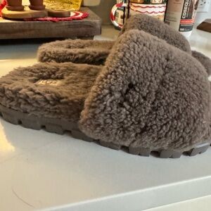 UGG Women’s Brown Plush Fuzzy Slippers/Shoes
